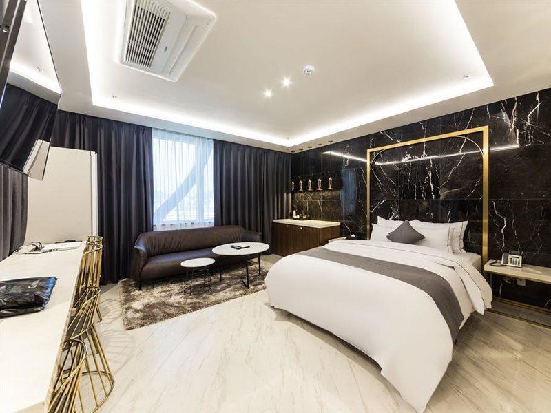 Astro Hotel Йонін Екстер'єр фото
