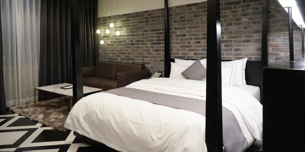 Astro Hotel Йонін Екстер'єр фото