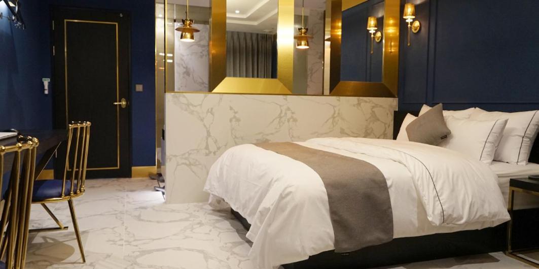 Astro Hotel Йонін Екстер'єр фото