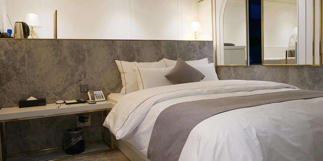 Astro Hotel Йонін Екстер'єр фото