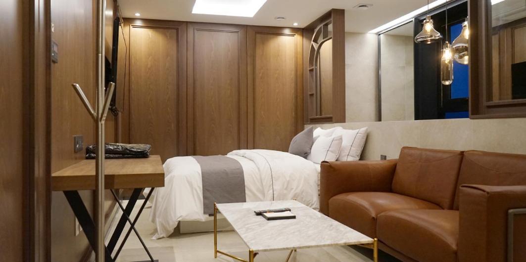 Astro Hotel Йонін Екстер'єр фото