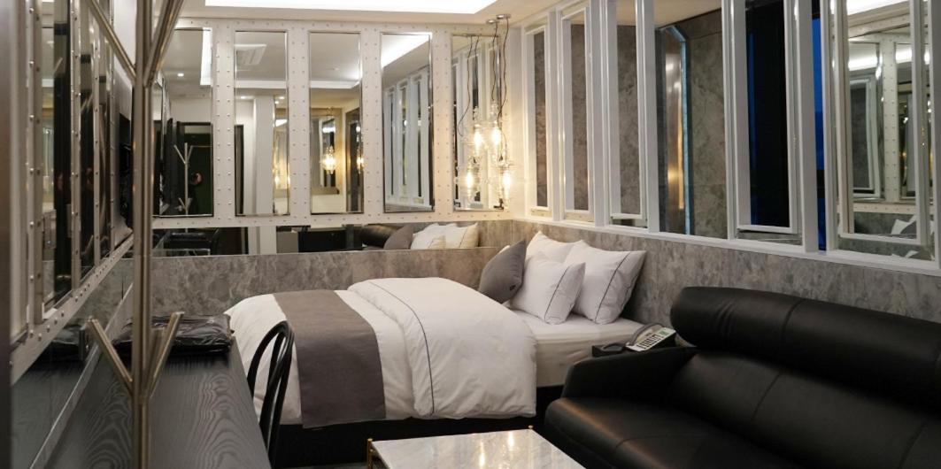 Astro Hotel Йонін Екстер'єр фото