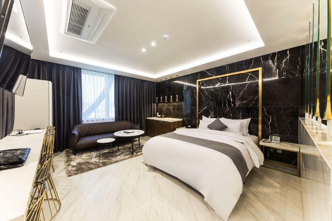 Astro Hotel Йонін Екстер'єр фото