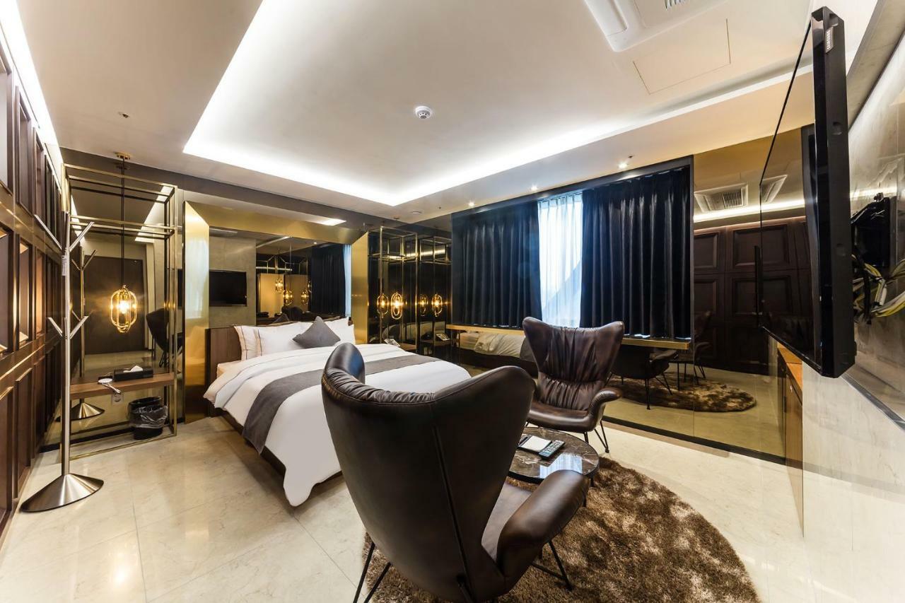 Astro Hotel Йонін Екстер'єр фото