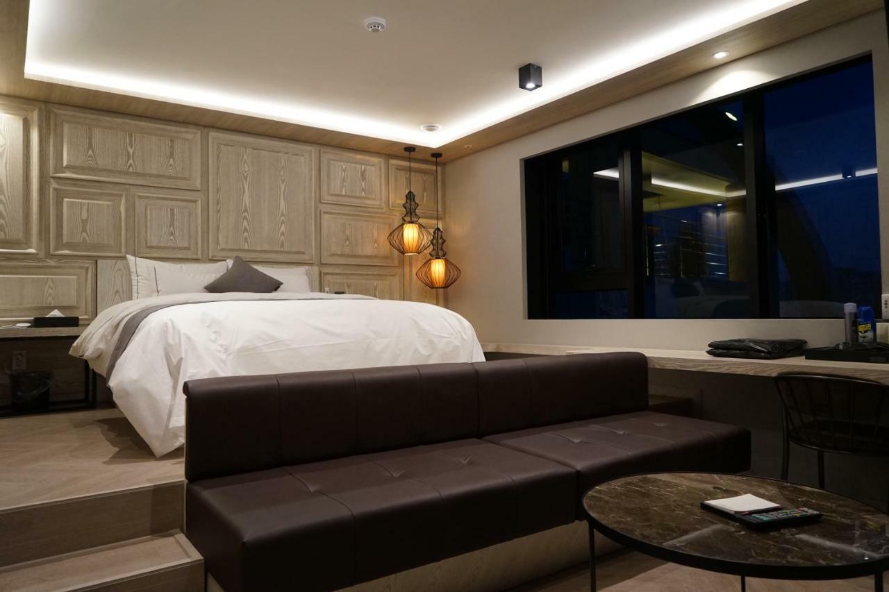 Astro Hotel Йонін Екстер'єр фото