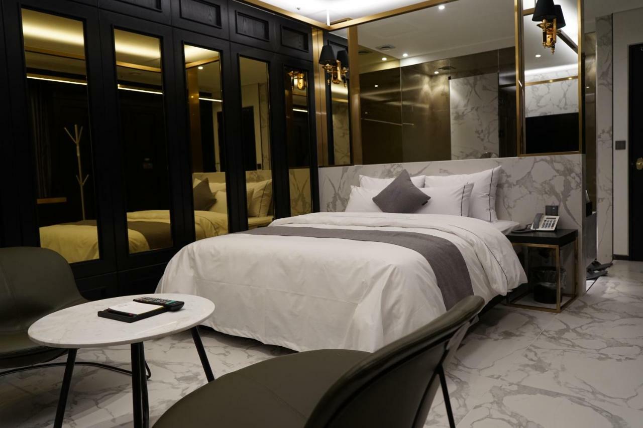 Astro Hotel Йонін Екстер'єр фото