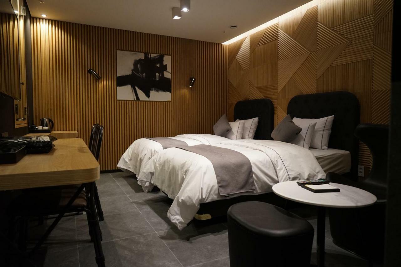 Astro Hotel Йонін Екстер'єр фото